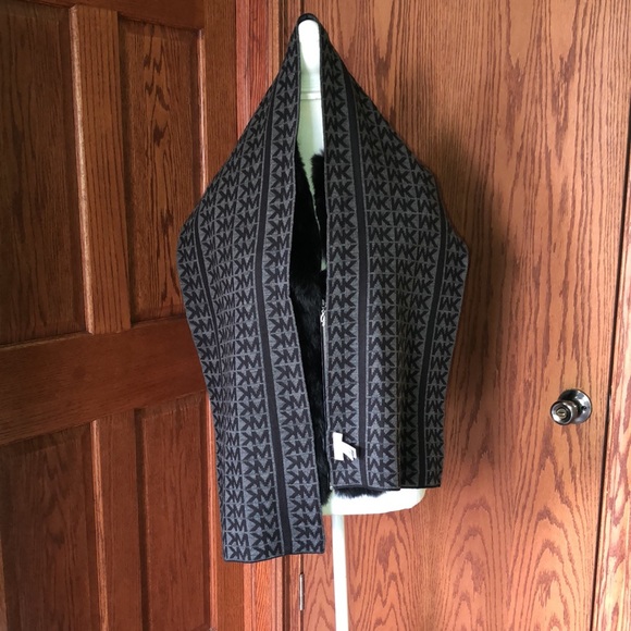 Michael Kors Logo Scarf - Picture 8 of 8